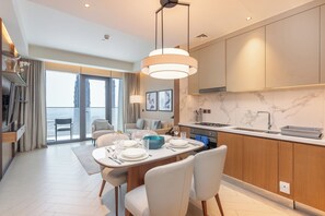 Appartement Design, 2 chambres, réfrigérateur et four à micro-ondes, vue sur la ville | Repas dans la chambre