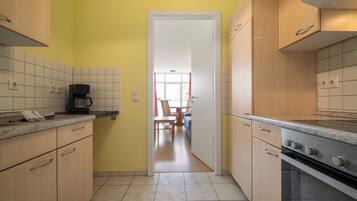 Een koelkast, een oven, een kookplaat, een koffiezetapparaat/waterkoker