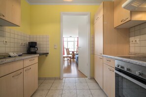 Kjøleskap, ovn, kokeplater og kaffetrakter/tekoker