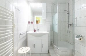 Dusche, Haartrockner, Handtücher
