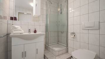 Dusche, Haartrockner, Handtücher