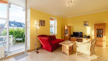 Una televisión, un reproductor estéreo