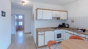 Kühlschrank, Ofen, Herdplatte, Wasserkocher mit Kaffee-/Teezubehör