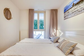 2 bedrooms, iron/ironing board, free WiFi, bed sheets - 5-Star "Ostseeblick" Vacation Apartment Right on the Pier (Zingst)