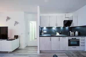 Kühlschrank, Mikrowelle, Ofen, Herdplatte