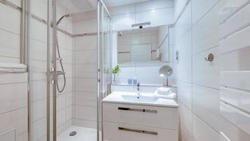 Dusche, Haartrockner, Handtücher
