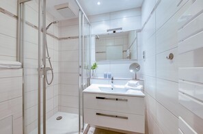 Dusche, Haartrockner, Handtücher