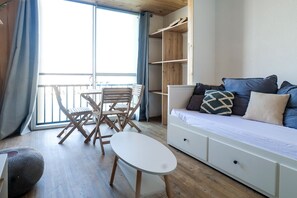 Living area - Renovated studio facing Port Olona - sleeps 4 (Les Sables-d´Olonne)