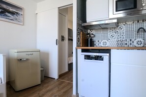 Køleskab, mikrobølgeovn, kaffe-/temaskine, elkedel