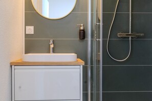 Dusj, hårføner og håndklær