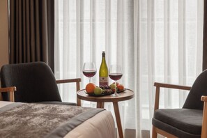 Egyptian cotton sheets, premium bedding, in-room safe, desk - Meroddi Beyoğlu Residence (Istanbul)