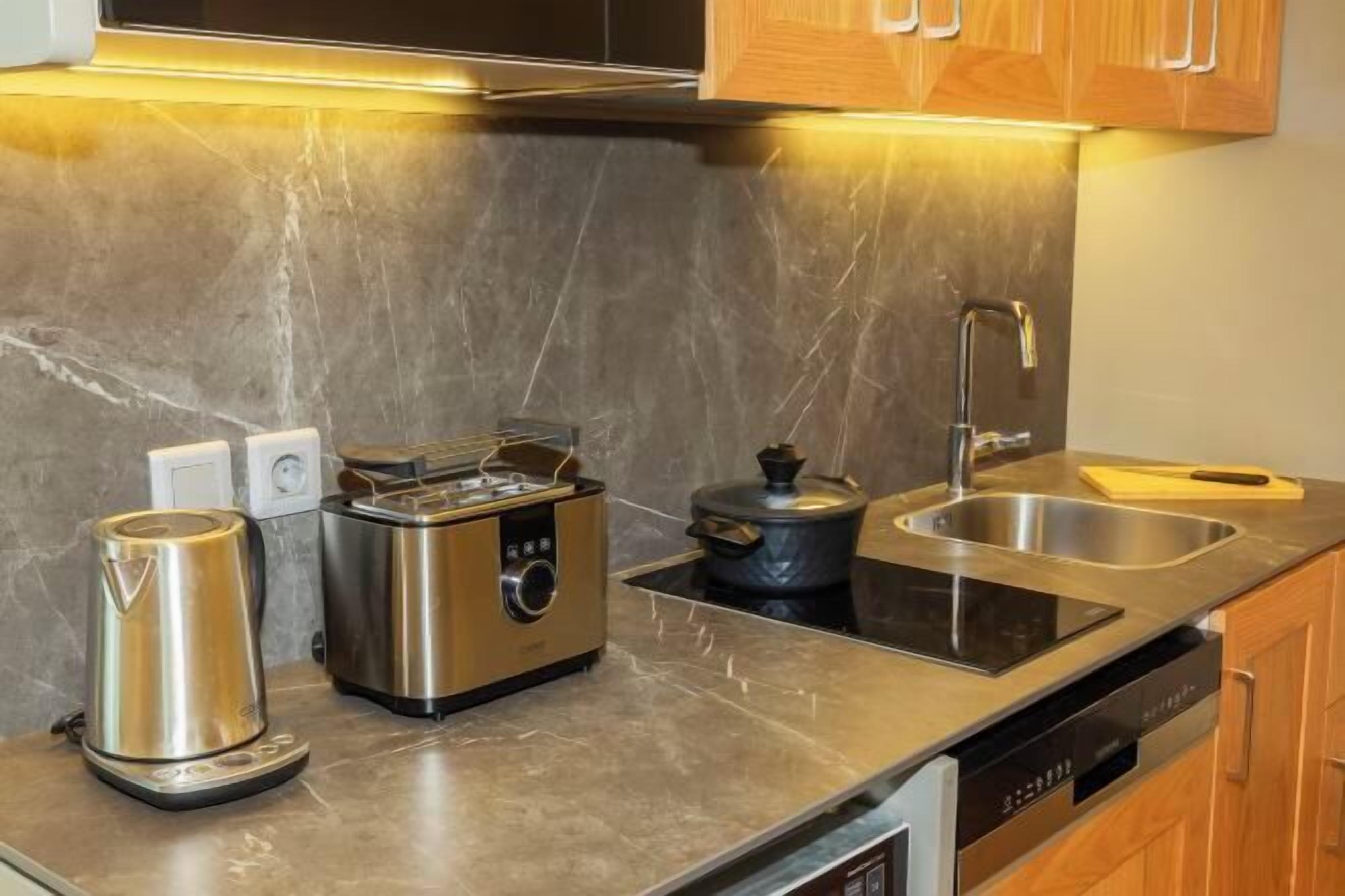 Mini-réfrigérateur, four à micro-ondes, surface de cuisson