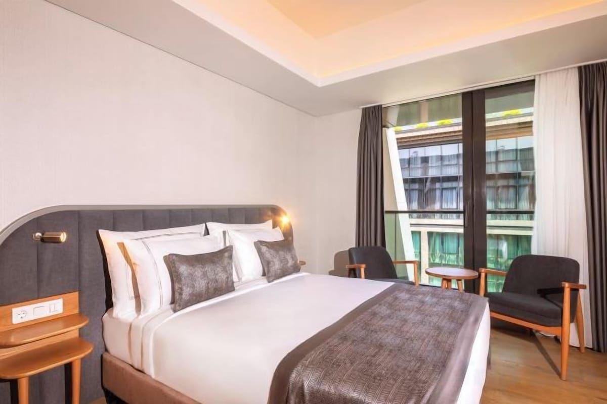 Egyptian cotton sheets, premium bedding, in-room safe, desk