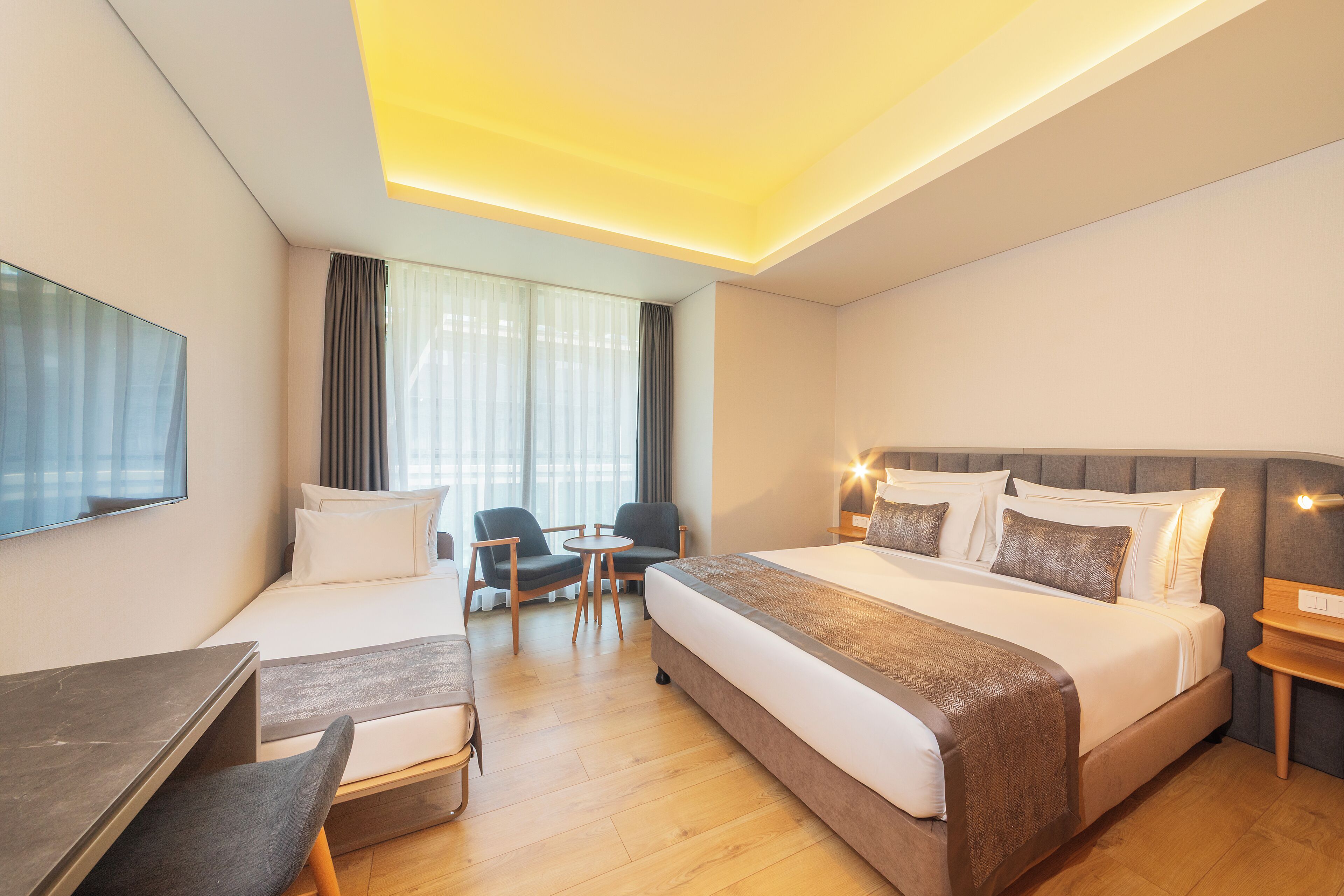 ملاءات من القطن المصري وأغطية فراش متميزة وخزنة داخل الغرفة ومكتب