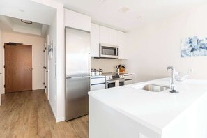 Refrigerador, microondas, horno y parrilla de estufa