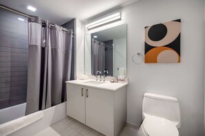 Shower, hair dryer, towels - Modern Apt Close to Downtown (Stamford, CT)
