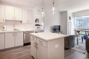 2 bedrooms, desk, iron/ironing board, WiFi