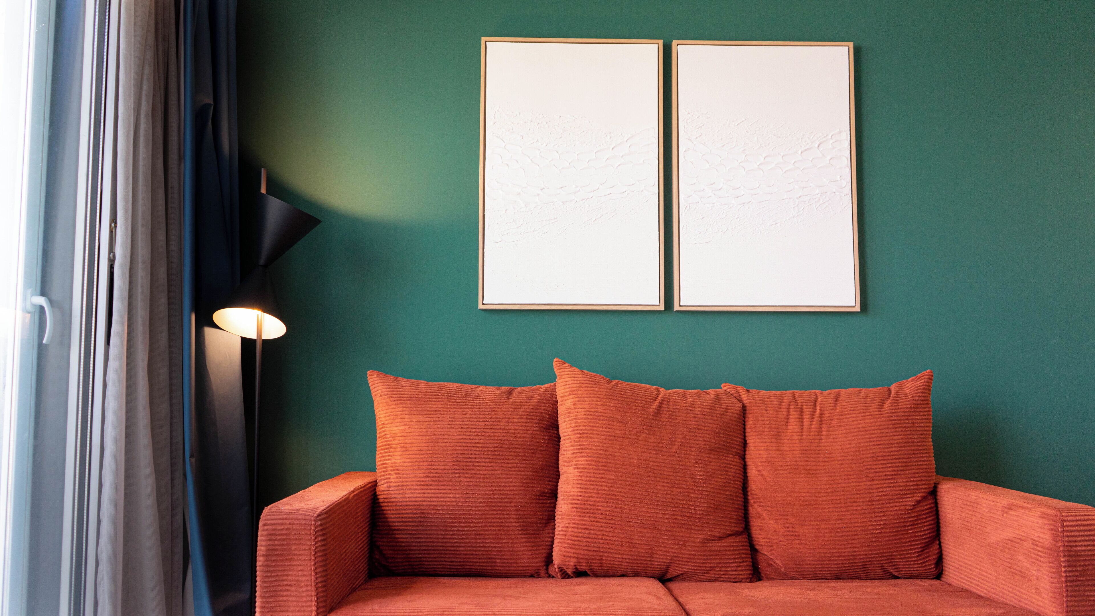 Suite, terras | Woonruimte | Een 32-inch flatscreentelevisie met digitale zenders