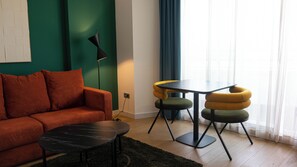 Penthouse | Living area | 32-inch flat-screen TV with digital channels - Be Mate Trafalgar (Madrid)