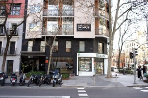 Un edificio moderno con una farmacia al piano terra.