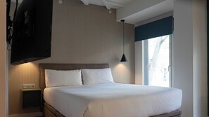 Classic Studio | 1 bedroom, in-room safe, laptop workspace, blackout drapes