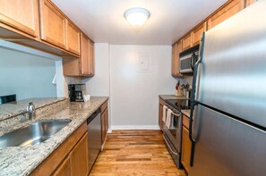 Kylskåp, mikrovågsugn, ugn och spishäll