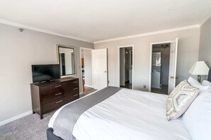 1 slaapkamer, een bureau, een strijkplank/strijkijzer, wifi