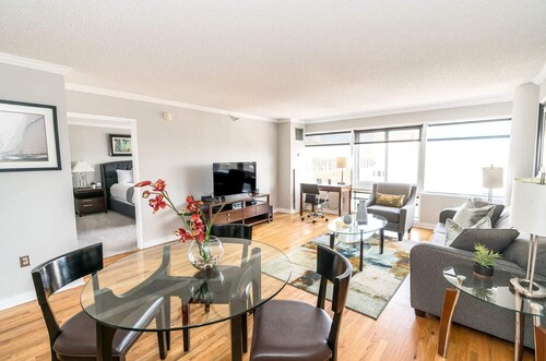 Private Apt Close to Train