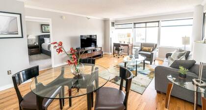 Private Apt Close to Train