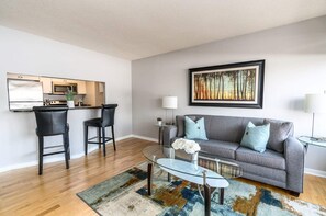 TV, offices - Cozy Apt Downtown with Gym (Stamford CT)