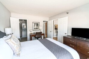 1 bedroom, desk, iron/ironing board, WiFi - Cozy Apt Downtown with Gym (Stamford CT)