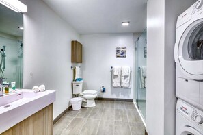 Shower, hair dryer, towels - Luxury Apt Kendall Sq with Amenities (Cambridge MA)