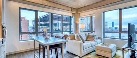 Una televisión, una oficina