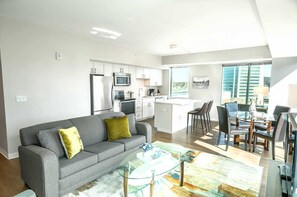 TV, offices - Entire Apt Downtown with Gym (Stamford CT)