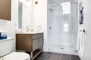 シャワー、ヘアドライヤー、タオル