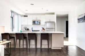 冷蔵庫、電子レンジ、オーブン、コンロ