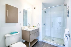 Bruser, hårtørrer, håndklæder