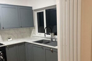 Fridge, microwave, oven, stovetop - Closer to International Ice Bowl & Ulster Hospital (Belfast)