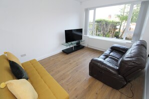 Living area - Closer to International Ice Bowl & Ulster Hospital (Belfast)