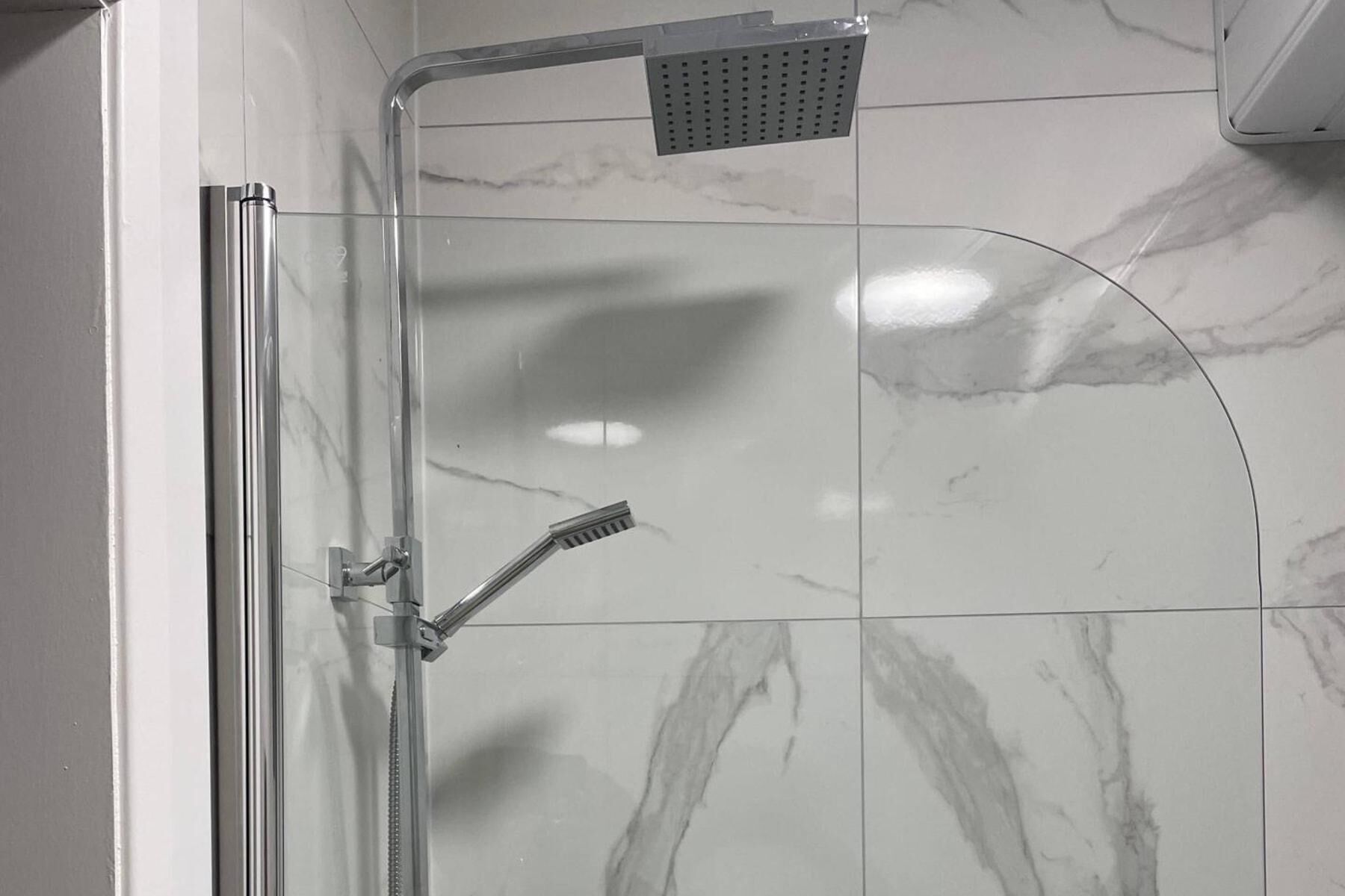 Chuveiro/banheira combinados, banheira de imersão, secador de cabelo 