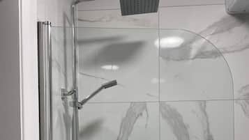 Chuveiro/banheira combinados, banheira de imersão, secador de cabelo