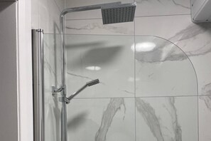 Combined shower/tub, deep soaking tub, hair dryer, towels - Closer to International Ice Bowl & Ulster Hospital (Belfast)