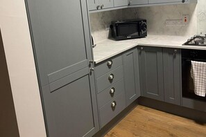 Fridge, microwave, oven, stovetop - Closer to International Ice Bowl & Ulster Hospital (Belfast)