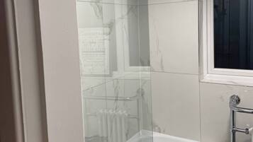 Hus | Badrum | Badkar/dusch, djupt badkar, hårtork och handdukar