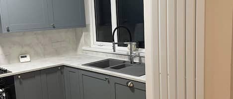 Maison | Cuisine privée | Réfrigérateur, four à micro-ondes, un four, surface de cuisson