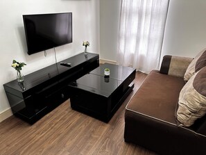 Apartment, 1 Bedroom, Accessible, Smoking | Living area