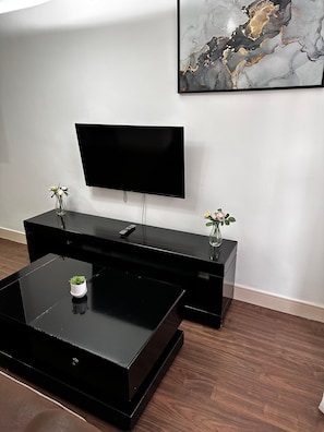 Apartment, 1 Bedroom, Accessible, Smoking | Living room