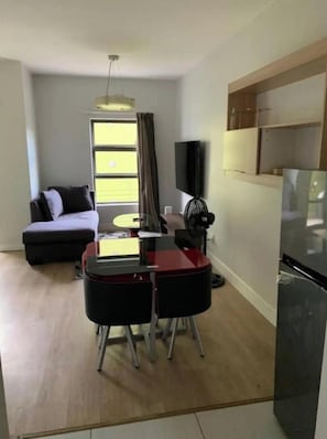 Apartment, 1 Bedroom, Accessible, Smoking | Living area