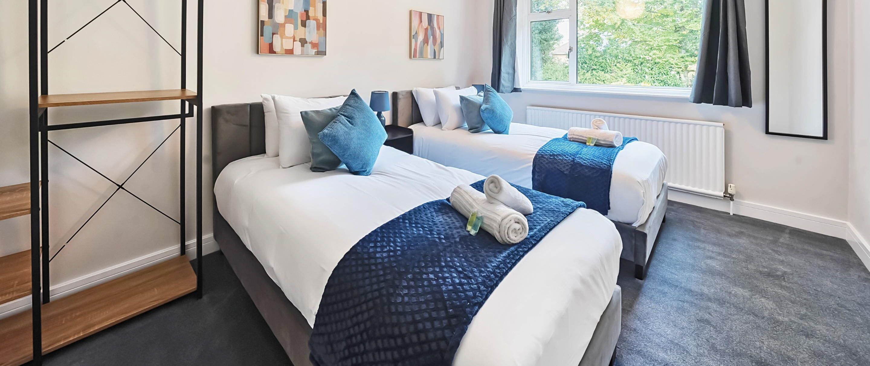 3 habitaciones, escritorio, tabla de planchar con plancha y wifi 