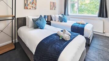 3 habitaciones, escritorio, tabla de planchar con plancha y wifi